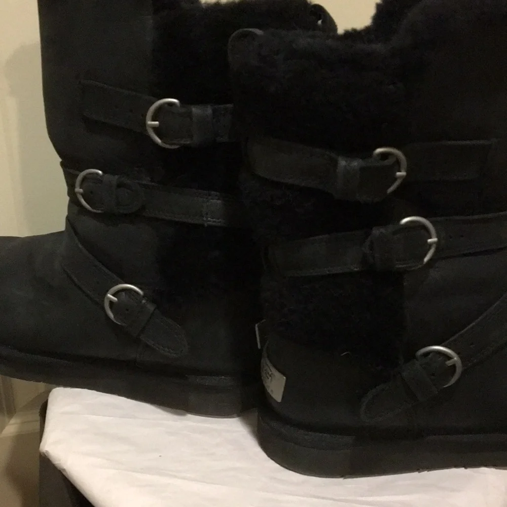 LIKE NEW! Ugg womens Becket Triple Buckle 1005380 Leather Shearling Boots size 8